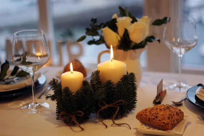 40-ideas-for-christmas-candles-on-table-00025