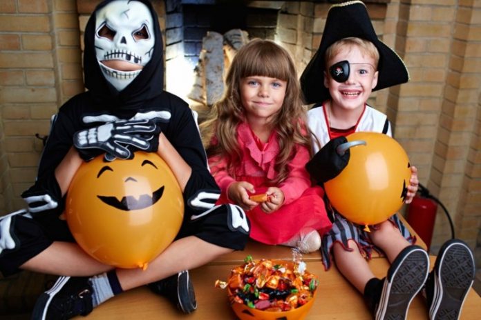 halloween-games-7-ideas-with-children-indoors-and-outdoors-diymasters-cover