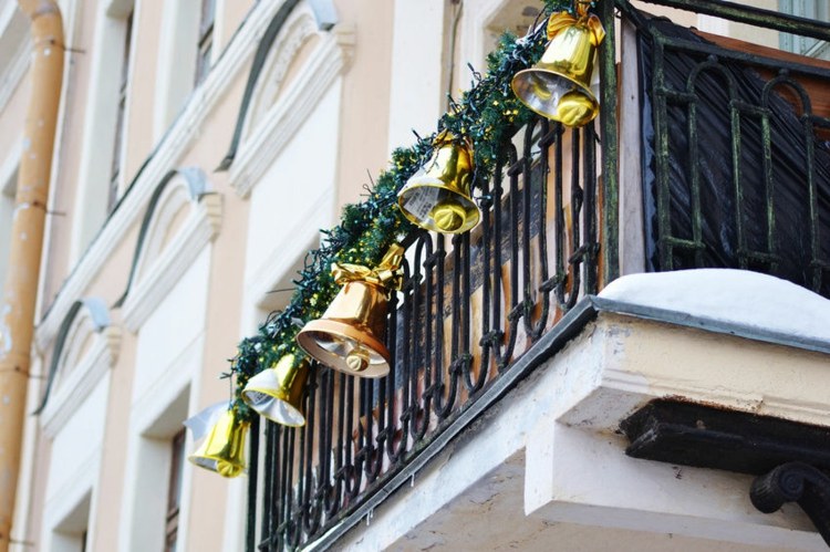 christmas-decoration-on-the-balcony-in-winter-shape-16-beautiful-ideas-006